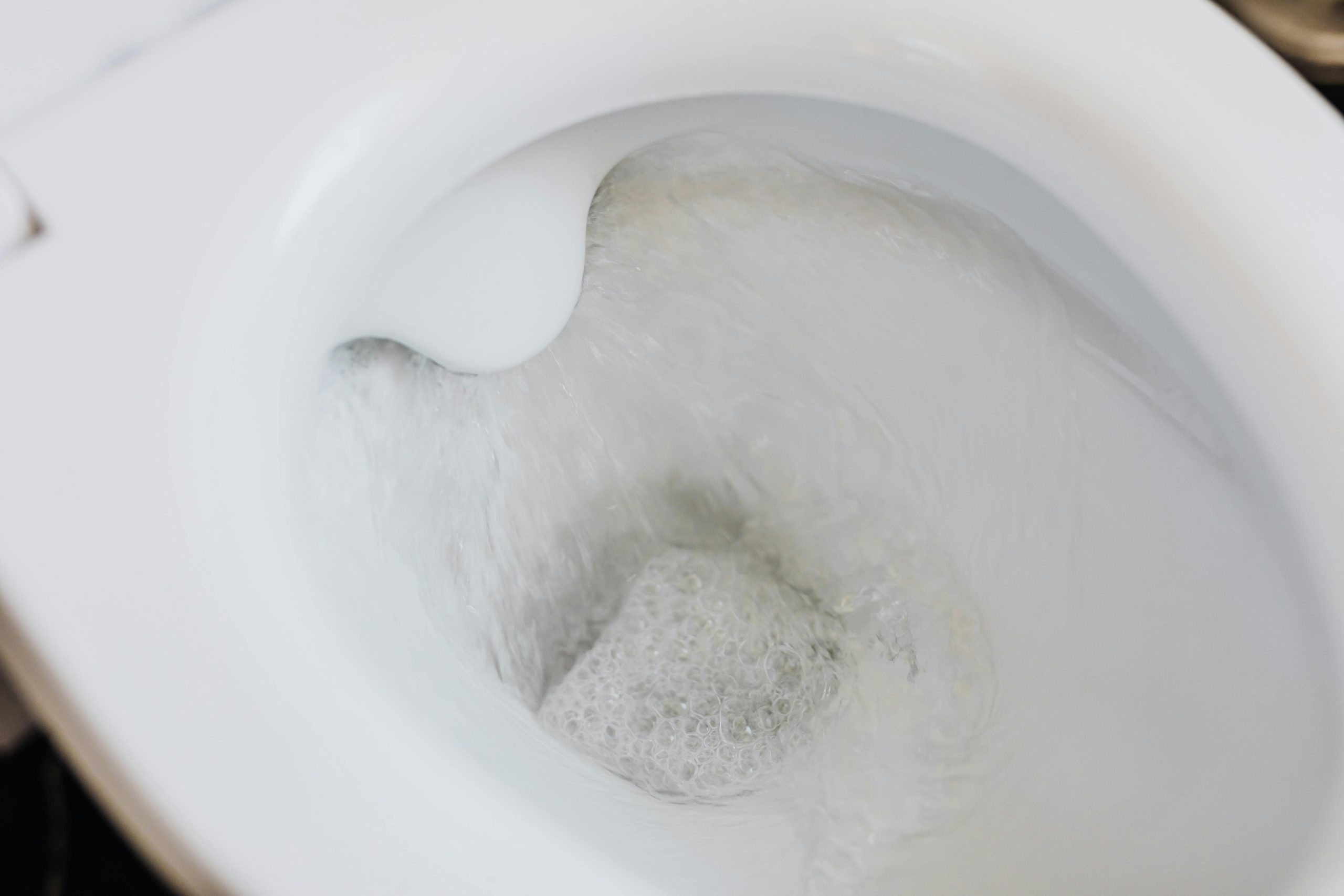Verstopt toilet? 7 slimme tips om uw wc razendsnel te ontstoppen